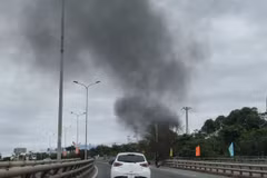 Vụ cháy tạo thành cột khói đen cao hàng trăm mét. 