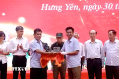 Đại diện các tập thể, cá nhân trao tặng tư liệu, tài liệu, hiện vật xây dựng Bảo tàng Đảng Cộng sản Việt Nam. (Ảnh: Đinh Văn Nhiều/TTXVN)