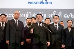 Ông Julapun Amornvivat (người đang phát biểu) làm lãnh đạo mới của đảng Pheu Thai. (Nguồn: Bangkok Post)