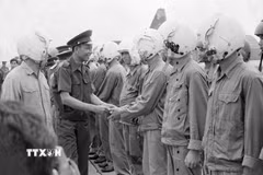 Phó Thủ tướng, Bộ trưởng Bộ Quốc phòng Lào Khamtay Siphandone thăm Bộ tư lệnh Quân khu 7 và thăm Sân bay Biên Hòa (1977). (Ảnh: Hứa Kiểm/TTXVN)