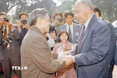 Tổng Bí thư Lê Khả Phiêu đón Chủ tịch Đảng, Chủ tịch nước Lào Khamtay Siphandone thăm hữu nghị chính thức Việt Nam (1999). (Ảnh: Cao Phong/TTXVN)