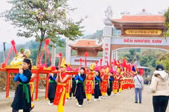Đoàn rước lễ trong trang phục truyền thống, cờ hội rực rỡ tiến về đền Nhược Sơn, tái hiện nét đẹp văn hóa tâm linh trong Lễ hội cúng cơm mới. (Nguồn: Cổng thông tin điện tử tỉnh Lào Cai)