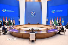 Ngoại trưởng các nước Kyrgyzstan, Kazakhstan, Uzbekistan, Turkmenistan, Tajikistan và Ngoại trưởng Mỹ Marco Rubio tại Hội nghị Ngoại trưởng C5+1 ở Samarkand (Uzbekistan), ngày 19/10/2026. (Ảnh: AA/TTXVN phát)