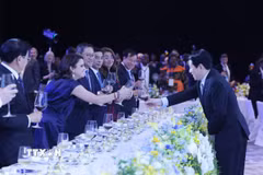 Chủ tịch nước Lương Cường chào mừng các Trưởng đoàn tham dự Lễ mở ký Công ước Hà Nội. (Ảnh: Lâm Khánh/TTXVN)