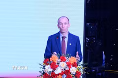 Diễn giả Andrew Davies, Giám đốc Ban phát thanh Hiệp hội Phát thanh Truyền hình Châu Á - Thái Bình Dương (ABU) chia sẻ về xu hướng tiêu dùng Podcast toàn cầu. (Ảnh: Thanh Vân/TTXVN)