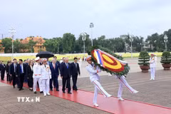 Chủ tịch Duma Quốc gia Nga Vyacheslav Volodin cùng đoàn đại biểu cấp cao đến đặt vòng hoa, vào Lăng viếng Chủ tịch Hồ Chí Minh. (Ảnh: Tuấn Anh/TTXVN)