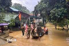 Công an Thanh Hóa tổ chức di dời tài sản và 10 hộ dân tại thôn Quyết Thắng 1 đến nơi an toàn. (Ảnh: TTXVN phát)