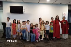 Các em nhỏ trong lớp học nghệ thuật của VACEO. (Ảnh: Diệu Linh/TTXVN)
