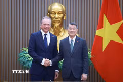Thủ tướng Lê Minh Hưng tiếp Bộ trưởng Tài chính Luxembourg Gilles Roth. (Ảnh: Dương Giang/TTXVN)