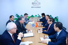 Thủ tướng Phạm Minh Chính gặp Tổng thống Uruguay Yamandú Orsi. (Ảnh: Dương Giang/TTXVN)