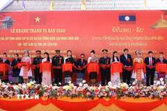 Lễ khánh thành và bàn giao công trình xây dựng, nâng cấp, cải tạo Đài tưởng niệm Liên minh chiến đấu Lào-Việt Nam tỉnh Xaysomboun. (Ảnh: TTXVN phát)