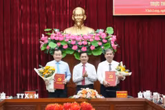 Bí thư Tỉnh ủy Vĩnh Long Trần Văn Lâu trao quyết định và tặng hoa chúc mừng 2 Đảng bộ được thành lập. (Ảnh: Phạm Minh Tuấn/TTXVN)