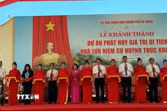 Cắt băng khánh thành Dự án phát huy giá trị di tích Nhà lưu niệm cụ Huỳnh Thúc Kháng. (Ảnh: Trần Tĩnh/TTXVN)