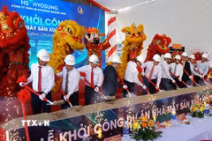 Các đại biểu thực hiện nghi thức khởi công dự án. (Ảnh: Quốc Dũng/TTXVN)