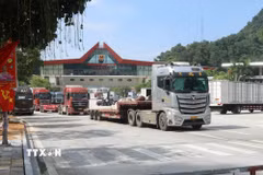 Phương tiện lưu thông qua Cửa khẩu quốc tế Hữu Nghị, tỉnh Lạng Sơn. (Ảnh: Quang Duy/TTXVN)