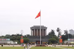 Rất đông người dân, du khách đến Quảng trường Ba Đình vào những ngày này. (Ảnh: Nguyễn Thắng/TTXVN)