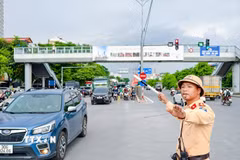 Lực lượng Cảnh sát giao thông Thủ đô phân luồng, điều tiết phương tiện tại ngã ba Ngọc Hồi-Thường Tín. (Ảnh: Trung Nguyên/TTXVN)