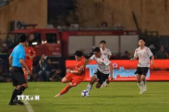 Đình Bắc (Công an Hà Nội) vào sân ở hiệp 2 và liên tục có những pha bóng làm chao đảo hàng phòng ngự của Câu lạc bộ Công an Thành phố Hồ Chí Minh. (Ảnh: Phạm Tuấn Anh/TTXVN)