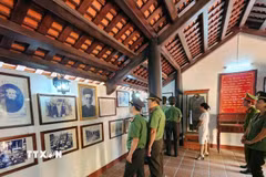 Khách tham quan Nhà lưu niệm cụ Huỳnh Thúc Kháng tại xã Thạnh Bình (thành phố Đà Nẵng). (Ảnh: Trần Tĩnh/TTXVN)