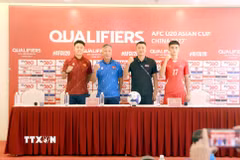 Huấn luyện viên và cầu thủ U20 Việt Nam, U20 Triều Tiên thể hiện quyết tâm trước trận ra quân tại Vòng loại Giải bóng đá U20 châu Á 2027. (Ảnh: Hoàng Hùng/TTXVN)
