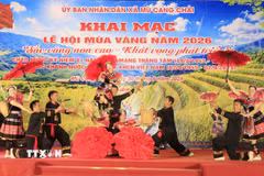 Chương trình tiết mục văn nghệ thể hiện khát vọng phát triển của người Mông vùng cao. (Ảnh: Đinh Thùy/TTXVN)