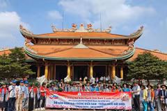 Chủ nhiệm Ủy ban Nhà nước về người Việt Nam ở nước ngoài Nguyễn Trung Kiên cùng các kiều bào dâng hương tưởng niệm các anh hùng liệt sỹ tại Đền Bến Dược. (Ảnh: TTXVN phát)