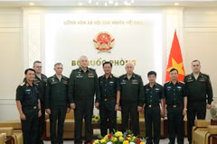 Thượng tướng Nguyễn Trường Thắng, Thượng tướng Vladimir Borisovich Zarudnitsky và các đại biểu tại cuộc tiếp.