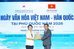 Lãnh đạo Sở Văn hóa và Thể thao tỉnh An Giang tặng quà cho bà Park Chan A, Bí thư thứ nhất Đại sứ quán Hàn Quốc tại Việt Nam, kiêm Giám đốc Trung tâm Văn hóa Hàn Quốc. (Ảnh: Văn Sĩ/TTXVN)