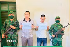 Hai đối tượng Lê Phúc và Trương Quang Hào bị bắt với hành vi “tổ chức cho người khác xuất cảnh Việt Nam trái phép." (Ảnh: TTXVN phát)