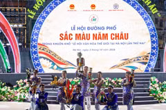 Những giá trị văn hóa, nghệ thuật truyền thống của Thủ đô Hà Nội được tái hiện sinh động trong không gian lễ hội. (Ảnh: Khánh Hòa/TTXVN)