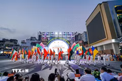 Từ âm nhạc, múa đến trang phục truyền thống, lễ hội trở thành điểm gặp gỡ của các nền văn hóa, cùng lan tỏa thông điệp về tình hữu nghị, hòa bình và phát triển bền vững. (Ảnh: Khánh Hòa/TTXVN)