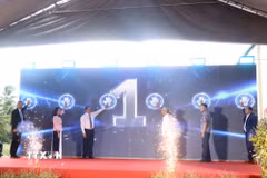 Các đại biểu thực hiện nghi thức khởi công dự án. (Ảnh: Thu Hiền/TTXVN)