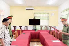 Cơ quan Cảnh sát điều tra Công an thành phố Cần Thơ tống đạt các quyết định khởi tố vụ án, khởi tố bị can (cấm đi khỏi nơi cư trú) đối với bị can Võ Tấn Đạt. (Ảnh: TTXVN phát)