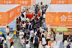 Khách tham quan Hội chợ mùa Thu. (Ảnh: PV/Vietnam+)