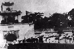 Nhân dân Thừa Thiên-Huế tham gia giành chính quyền và kéo vào cửa Thượng Tứ ngày 23/8/1945, ngày cách mạng thắng lợi tại Huế. (Ảnh: Tư liệu/TTXVN phát)