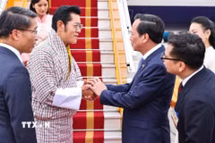 Bộ trưởng Bộ Dân tộc và Tôn giáo Đào Ngọc Dung đón Quốc vương Bhutan Jigme Khesar Namgyel Wangchuck và Hoàng hậu tại Sân bay Quốc tế Nội Bài. (Ảnh: Minh Đức/TTXVN)