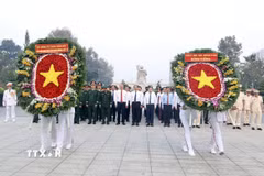 Đoàn đại biểu dâng hoa, dâng hương tại Nghĩa trang Liệt sỹ Thành phố Hồ Chí Minh ở Đồi không tên, thành phố Thủ Đức, Thành phố Hồ Chí Minh. (Ảnh: Thanh Vũ/TTXVN)