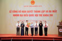 Phó Chủ tịch Thường trực Quốc hội Đỗ Văn Chiến tặng hoa Ban Thường trực Nhóm đại biểu Quốc hội trẻ khóa XVI. (Nguồn: Cổng thông tin điện tử Quốc hội Việt Nam)