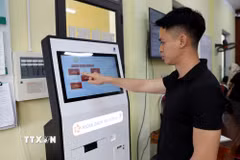 Người dân đăng ký thủ tục hành chính qua kiốt dịch vụ công. (Ảnh minh họa: Quang Cường/TTXVN)