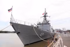 Tàu H.T.M.S Naresuan (FFG 421) của Hải quân Hoàng gia Thái Lan cập bến Cảng quốc tế Nhà Rồng-Khánh Hội, bắt đầu chuyến thăm hữu nghị Thành phố Hồ Chí Minh. (Ảnh: Xuân Khu/TTXVN)