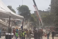 Các lực lượng cứu hộ Venezuela tìm kiếm những người mất tích và mắc kẹt dưới đống đổ nát. Ảnh: Phi Hùng/TTXVN)