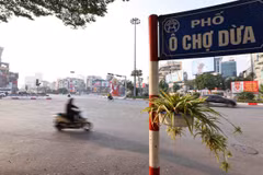 Ô Chợ Dừa (quận Đống Đa) - điểm giao cắt của 6 tuyến phố Xã Đàn, Khâm Thiên, Tôn Đức Thắng, Tây Sơn, Đê La Thành, Ô Chợ Dừa. (Ảnh: Minh Đức/TTXVN)
