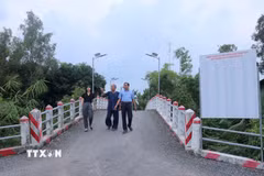 Cây cầu Thiên Phú 1 (xã Long Kiến, tỉnh An Giang) với kinh phí xây dựng gần 500 triệu đồng do ông Lê Quang Trưởng vận động xây dựng năm 2025 góp phần giúp người dân đi lại, vận chuyển hàng hóa thuận lợi. (Ảnh: Công Mạo/TTXVN)