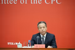 Chủ nhiệm Văn phòng Nghiên cứu Chính sách Trung ương Trung Quốc Đường Phương Dụ tại cuộc họp báo. (Ảnh: Quang Hưng/TTXVN)
