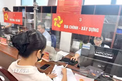 Cán bộ địa chính-xây dựng hướng dẫn người dân kê khai và bổ sung thông tin để xử lý các dữ liệu đất đai bị sai lệch. (Ảnh minh họa: Vũ Hà/TTXVN)