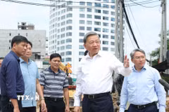 Tổng Bí thư, Chủ tịch nước Tô Lâm đi kiểm tra thực địa tại Dự án đầu tư xây dựng đường Vành đai 1 (đoạn Hoàng Cầu-Voi Phục). (Ảnh: Thống Nhất/TTXVN)
