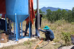 Các cán bộ và công nhân kỹ thuật của Công ty Cổ phần Cấp nước Huế (HueWACO) đang khẩn trương lắp đặt hệ thống xử lý nước sạch Thủy Yên. (Ảnh: Văn Dũng/TTXVN)