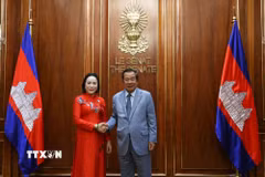 Chủ tịch Thượng viện Campuchia Hun Sen chào đón Phó Chủ tịch Quốc hội Nguyễn Thị Thanh. (Ảnh: Minh Hưng/TTXVN)