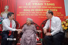 Đồng chí Đoàn Minh Huấn, Ủy viên Bộ Chính trị, Giám đốc Học viện Chính trị Quốc gia Hồ Chí Minh (ngoài cùng, bên trái) và đồng chí Nguyễn Hồ Hải, Ủy viên Trung ương Đảng, Bí thư Tỉnh ủy, Trưởng Đoàn đại biểu Quốc hội tỉnh Cà Mau (bên phải) ân cần thăm hỏi đồng chí Quách Kim Tuyến. (Ảnh: Chanh Đa/TTXVN)