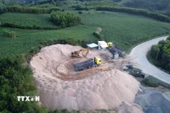 Một điểm tập kết cát không đúng quy định, gần ngay tỉnh lộ ĐT642. (Ảnh: TTXVN phát)